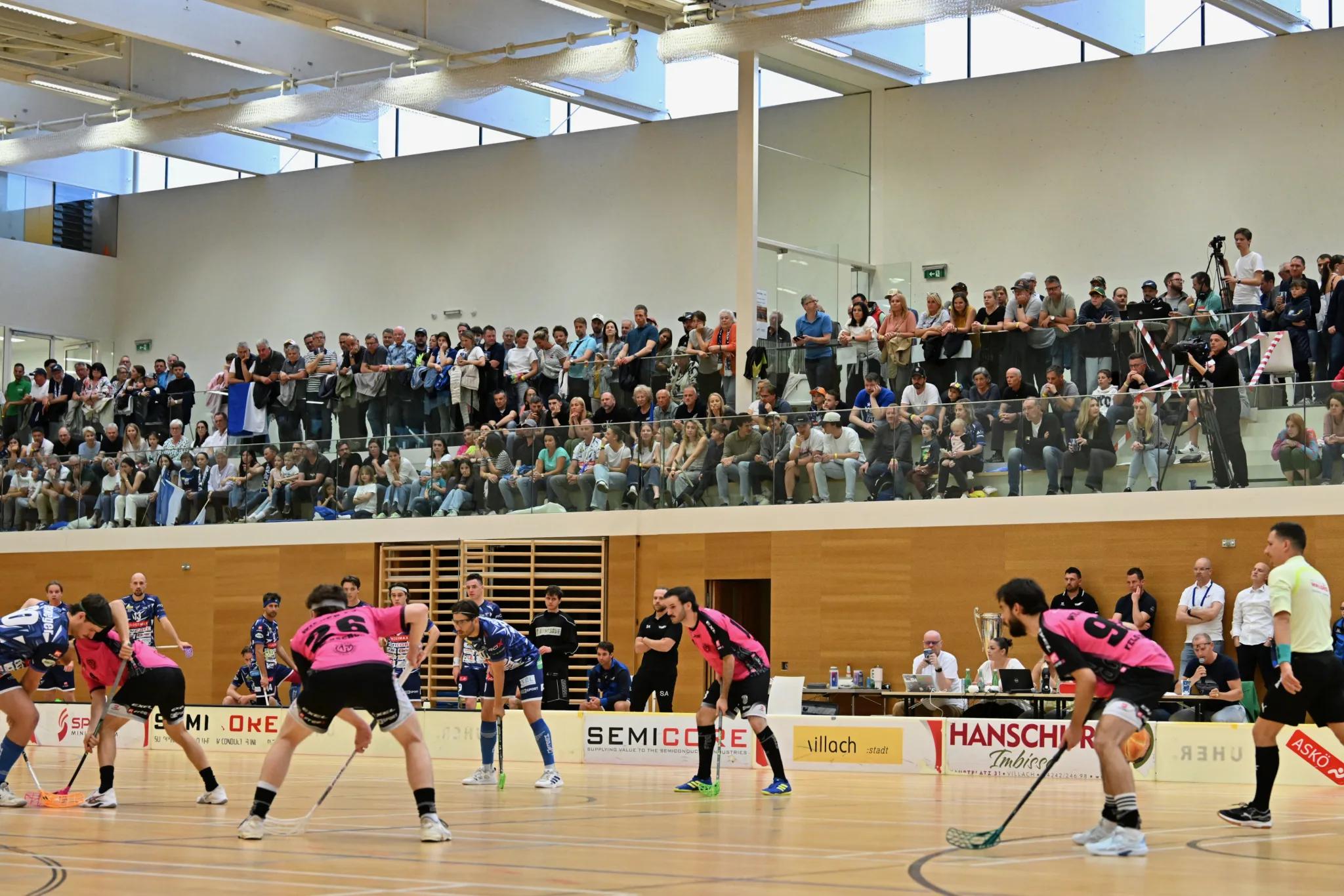 Anspiel bei einem Heimspiel des VSV Unihockey vor voll besetzter Zuschauergalerie